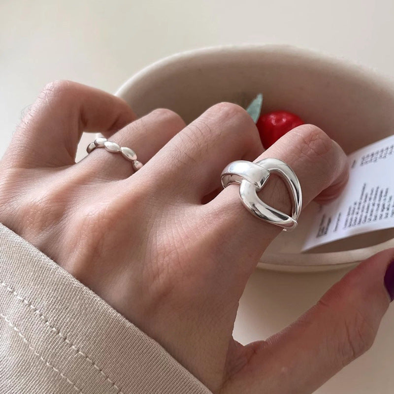 Anillo cruzado irregular de línea hueca femenina