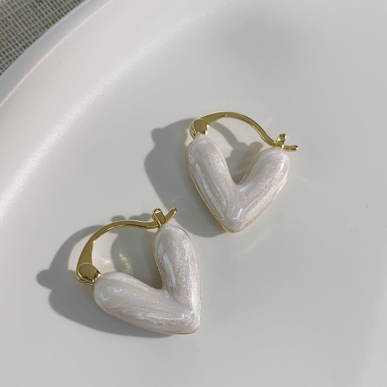 Boucles d'oreilles femme avec coeurs en émail dégoulinant de blanc