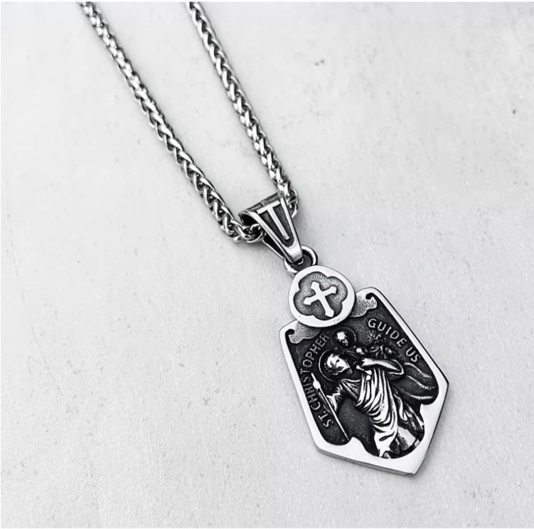 Collier rétro avec pendentif en acier et titane, bouclier croisé