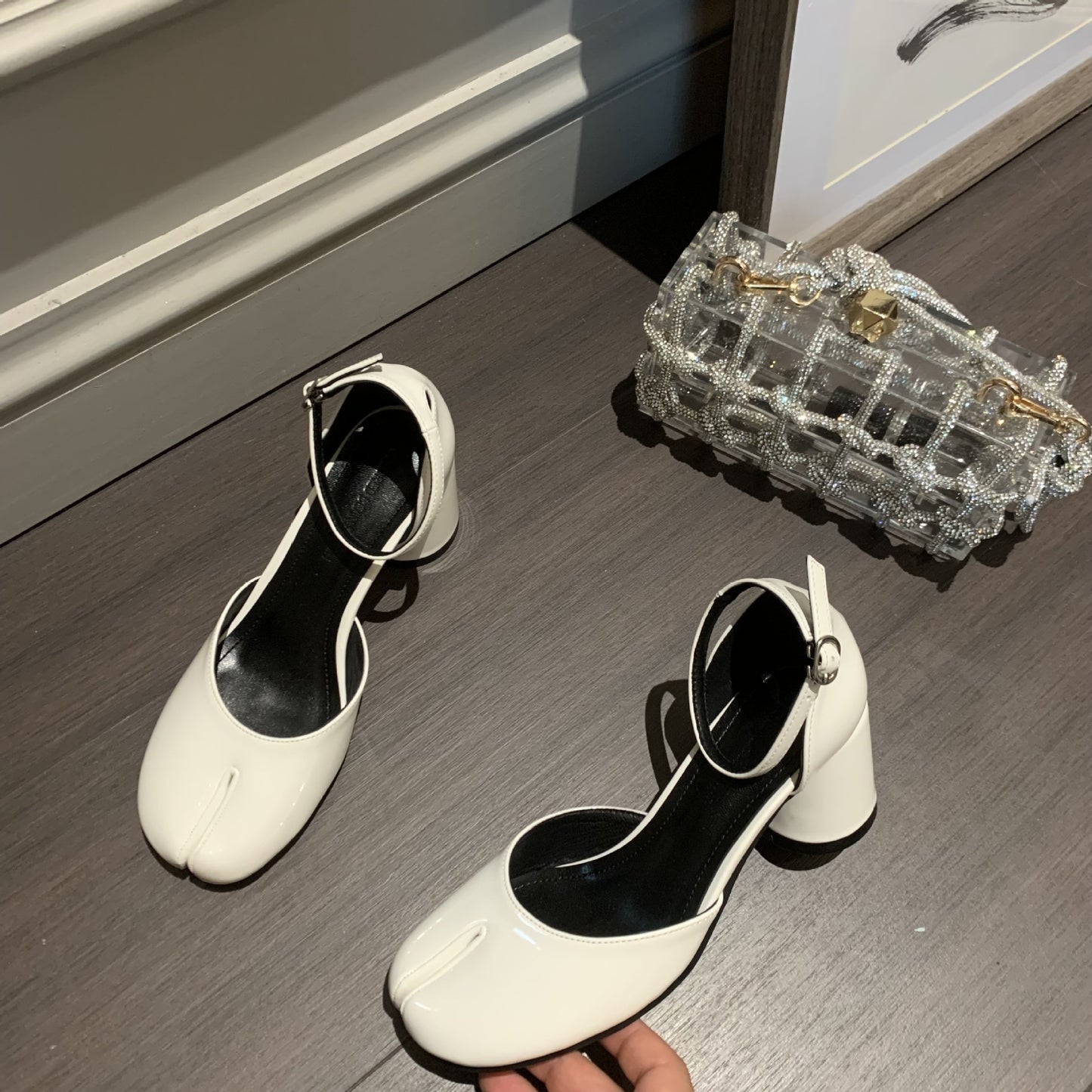 Chaussures à talons épais en cuir verni pour femmes