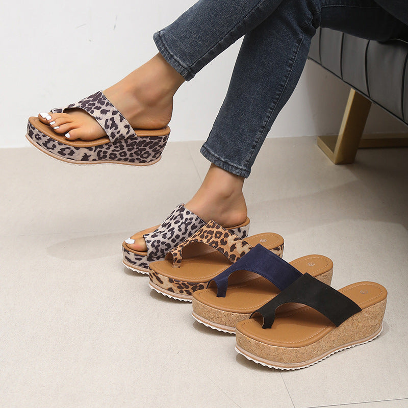 Pantoufles compensées imprimées léopard pour femmes, tongs à semelle épaisse et à talons hauts, pantoufles d'extérieur d'été