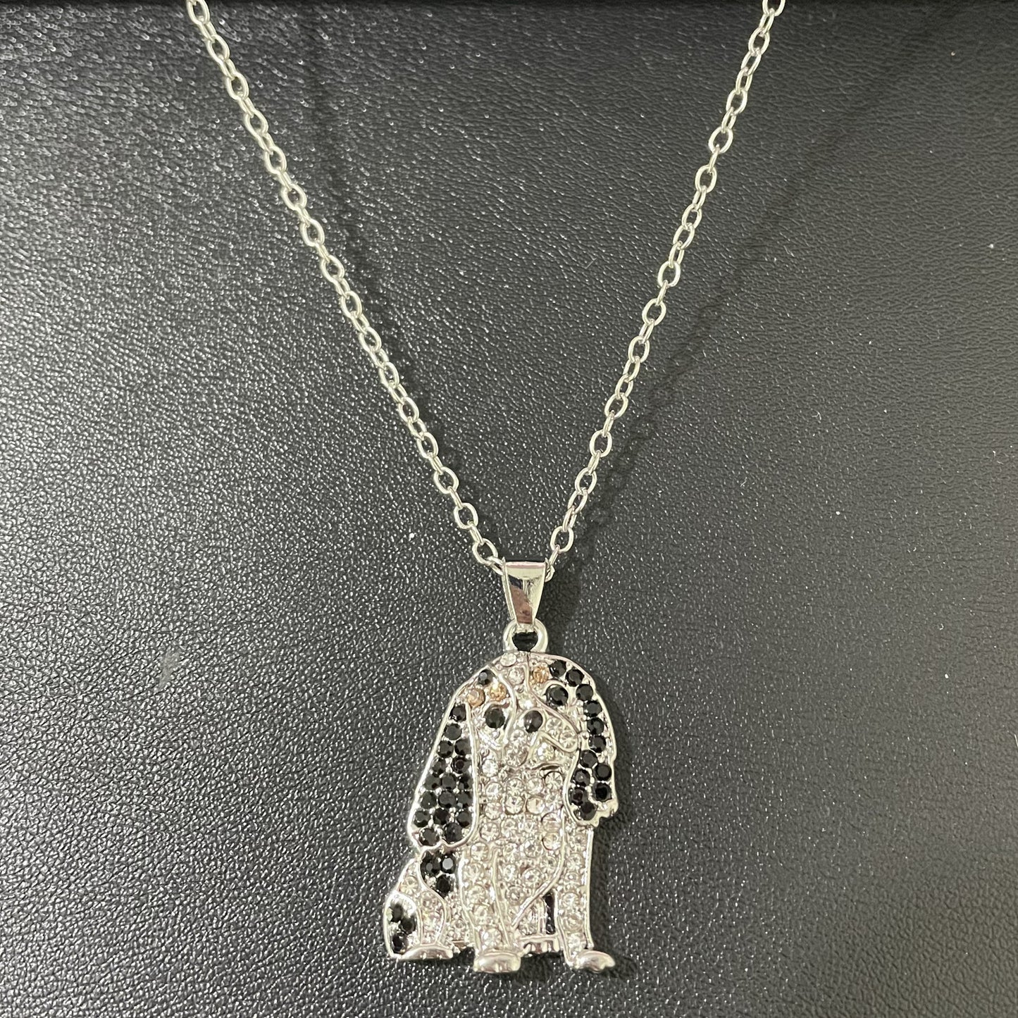 Collier pendentif mignon chien chevalier