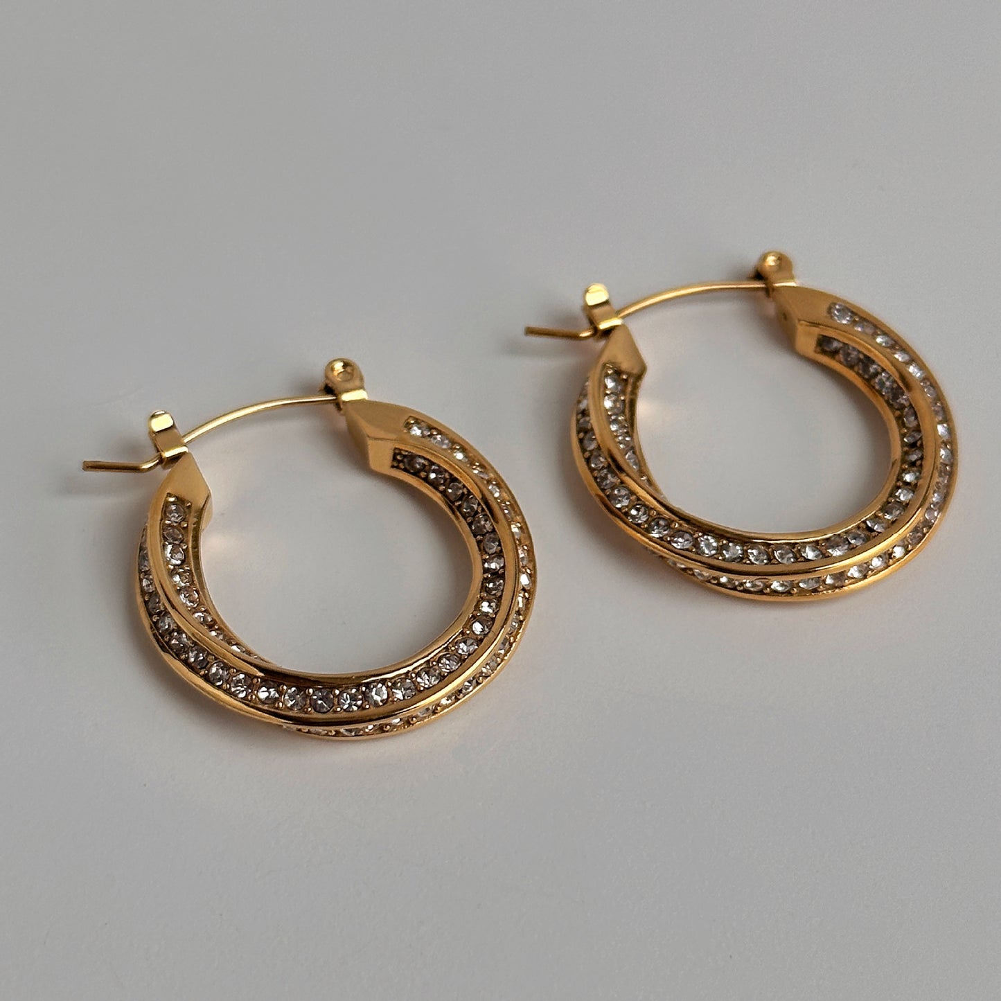 Grand anneau d'oreille torsadé en acier titane et zircon incrusté
