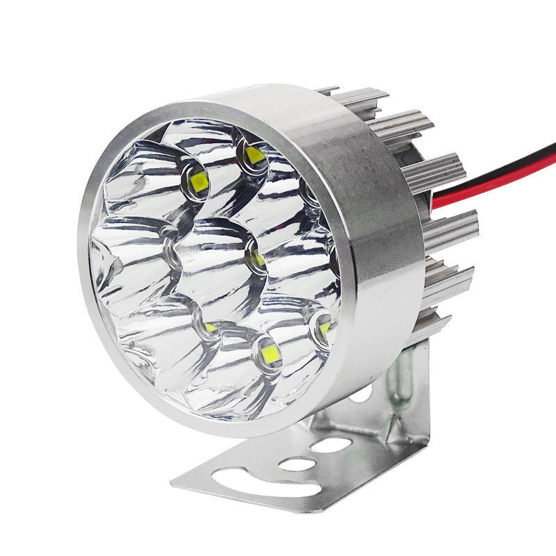 Moto super lumineuse avec phares externes