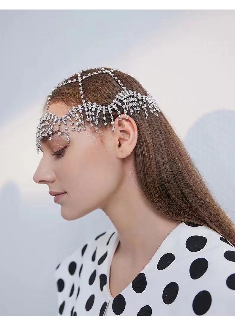 Glands en strass artificiels avec un couvre-chef cool et tendance