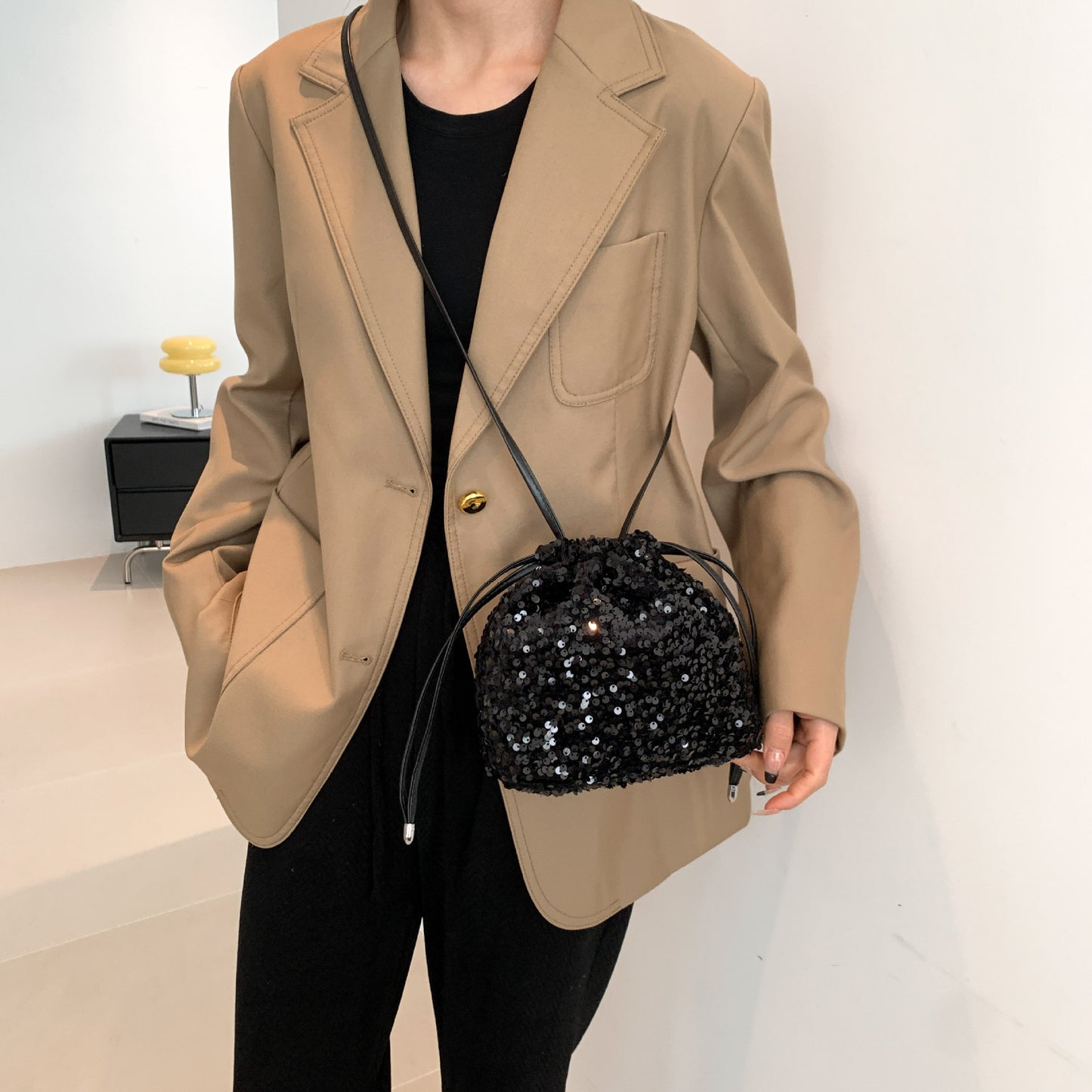 Bolso cruzado con lentejuelas de color suave y diseño plisado con cordón