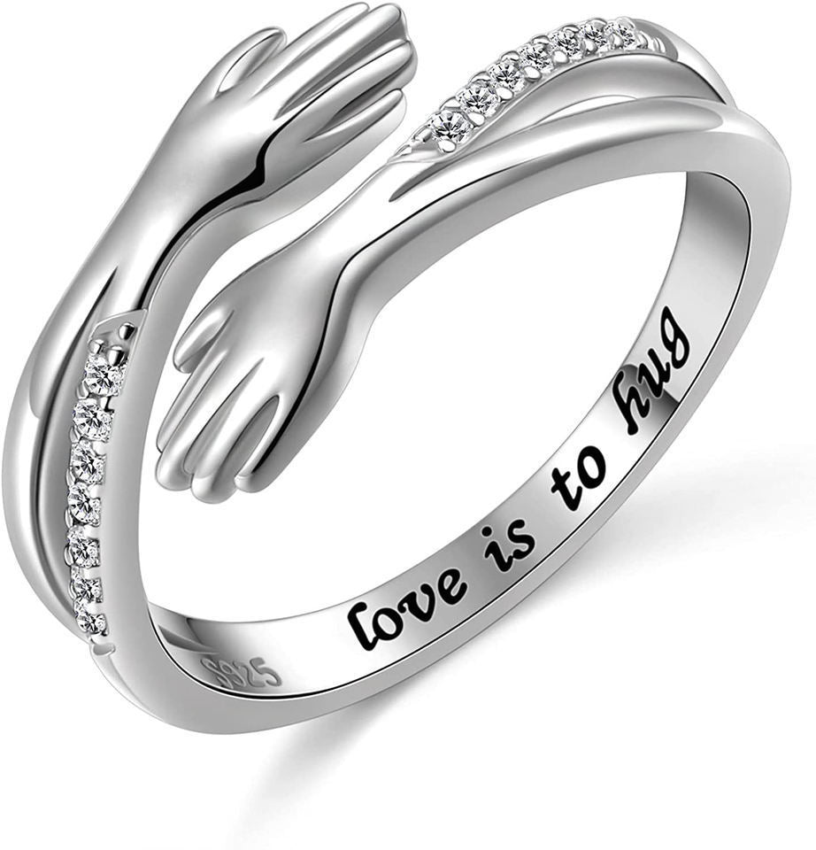Les mains créatives de la mode embrassent la bague de couple en diamant