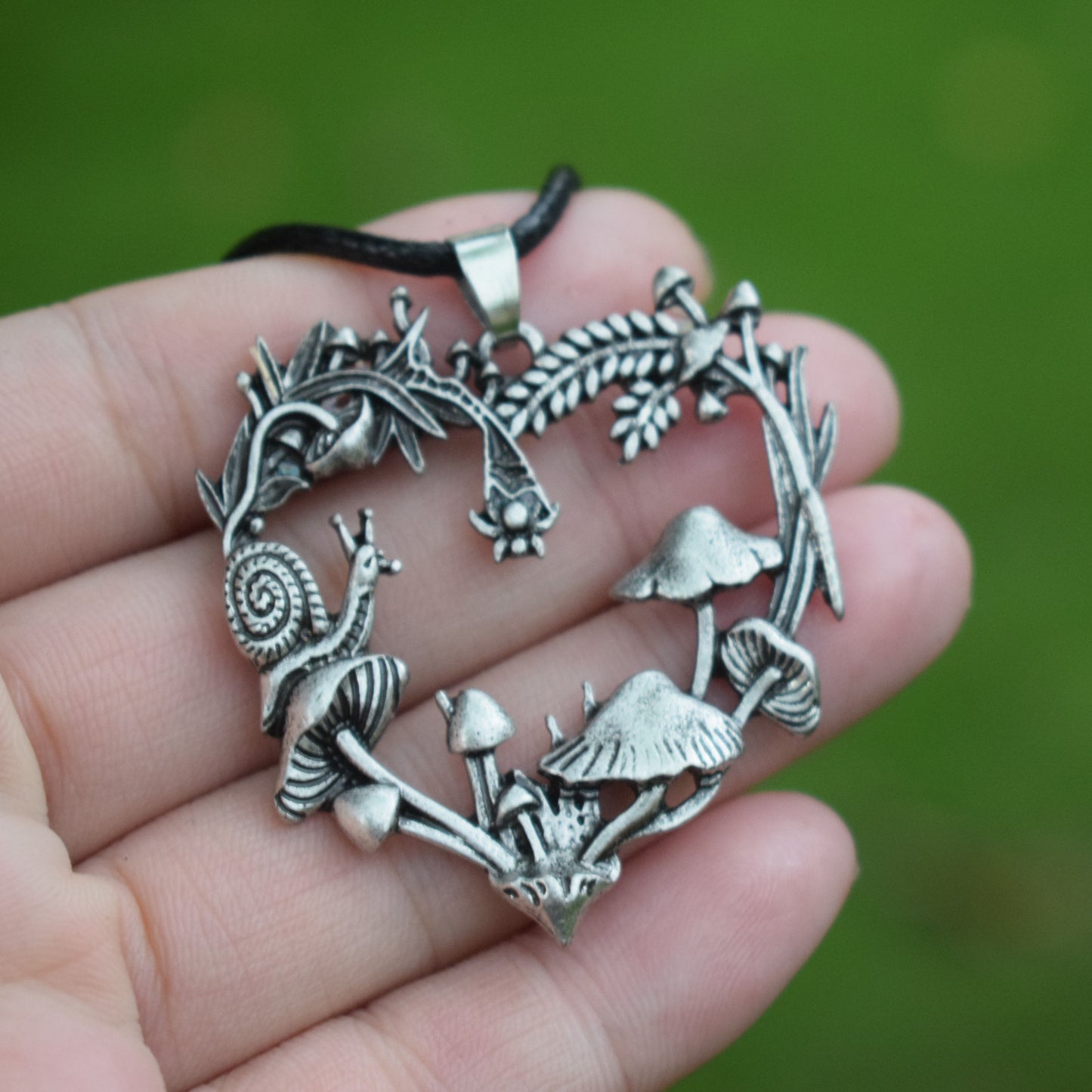 Collier de champignons d'escargot en forme de cœur créatif Nature