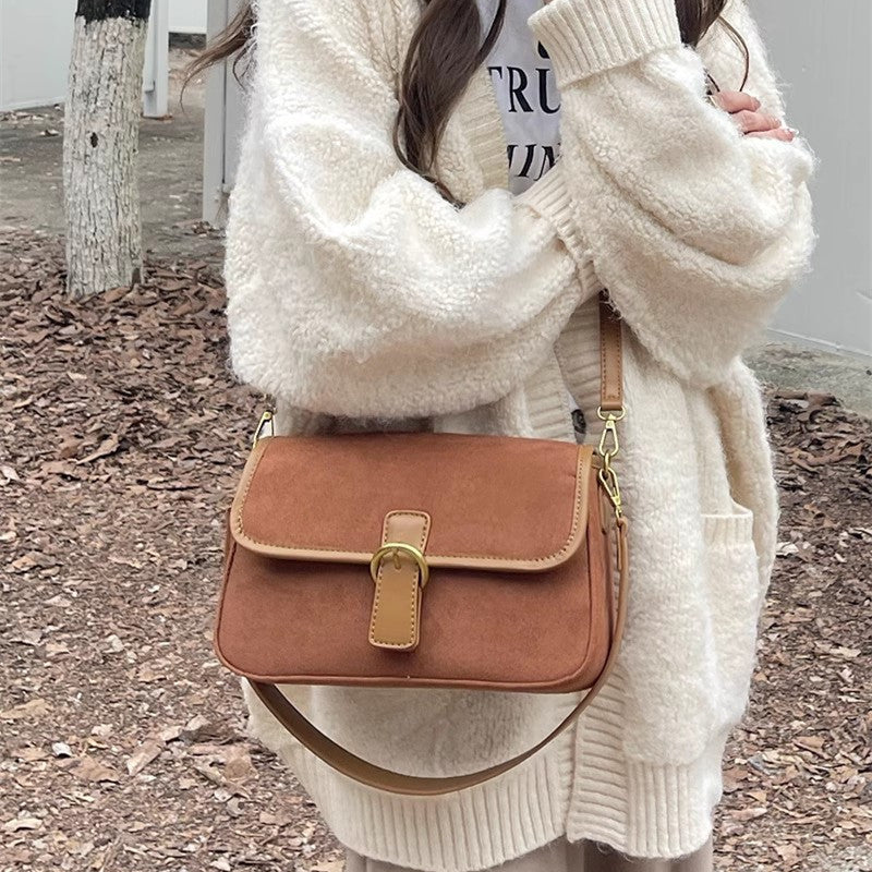 Sac sous les bras en daim mat vintage au design d'intérêt spécial