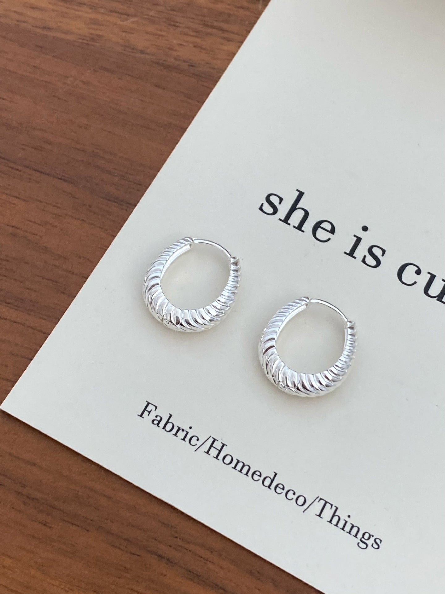Boucles d'oreilles torsadées ondulées à ellipse géométrique simple pour femmes