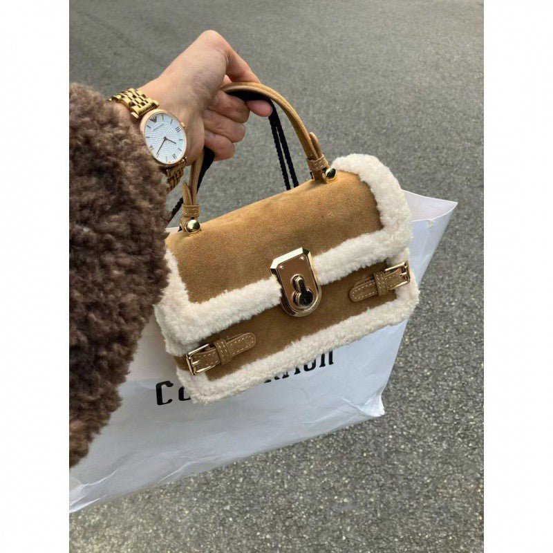 Sac à main à bandoulière assorti avec coutures en peluche et texture avancée