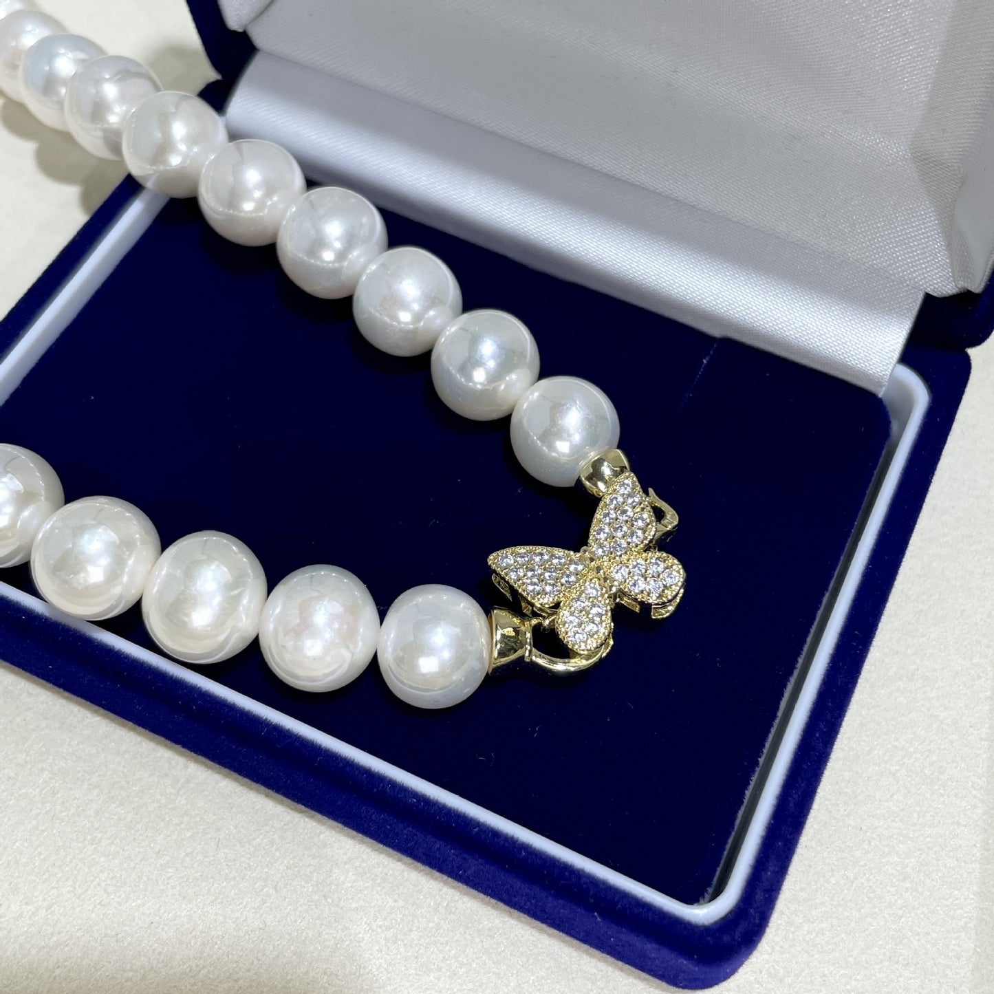Collier de perles d'eau douce, lumière extrêmement forte, cercle presque parfait