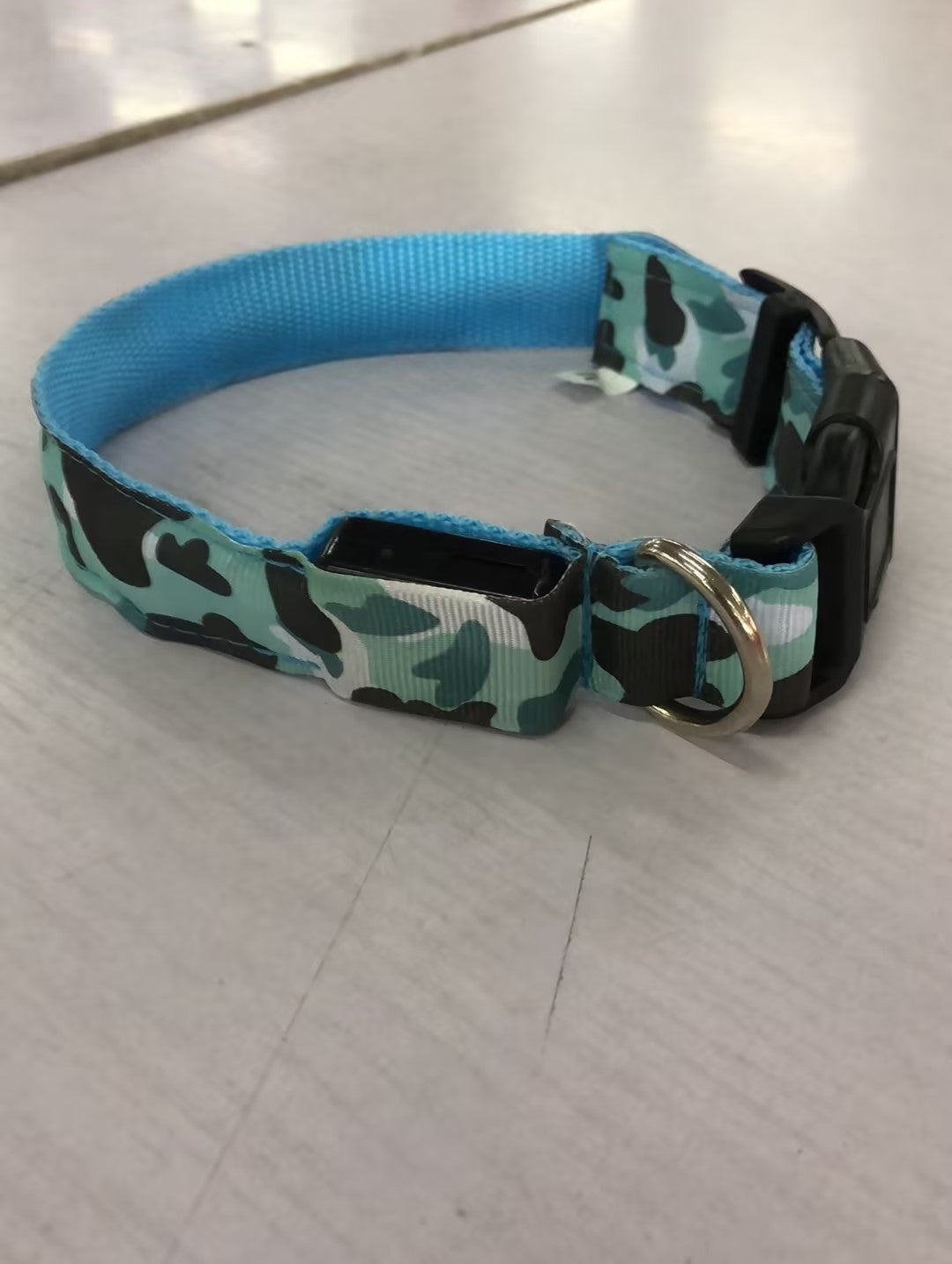 Suministros para mascotas de camuflaje collar de perro luminoso