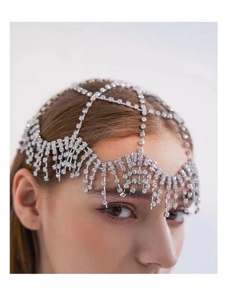 Glands en strass artificiels avec un couvre-chef cool et tendance