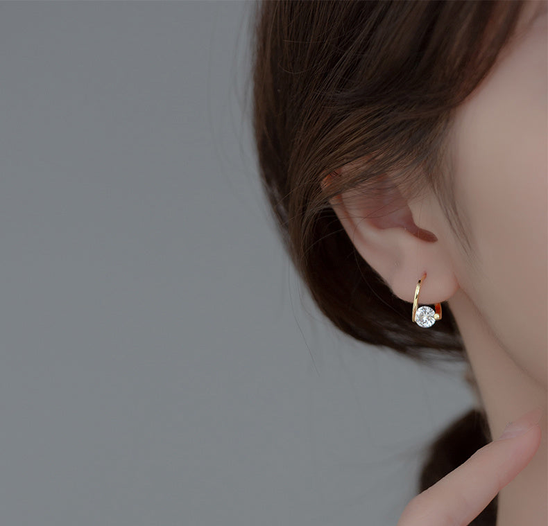 Boucles d'oreilles géométriques en diamant rond blanc de style minimaliste