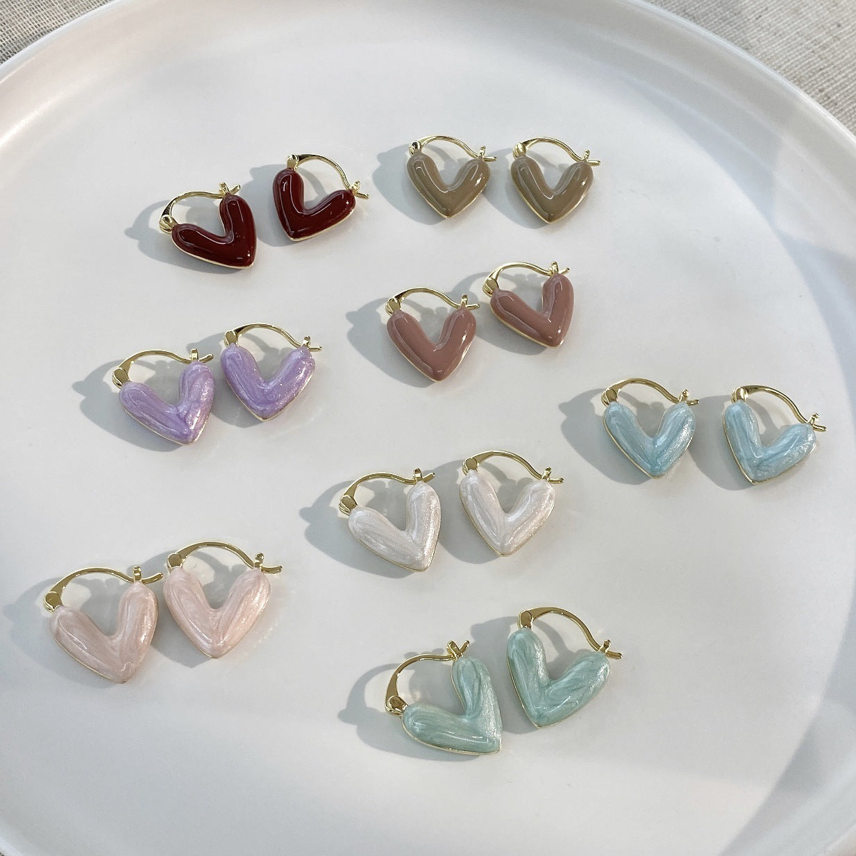 Boucles d'oreilles femme avec coeurs en émail dégoulinant de blanc