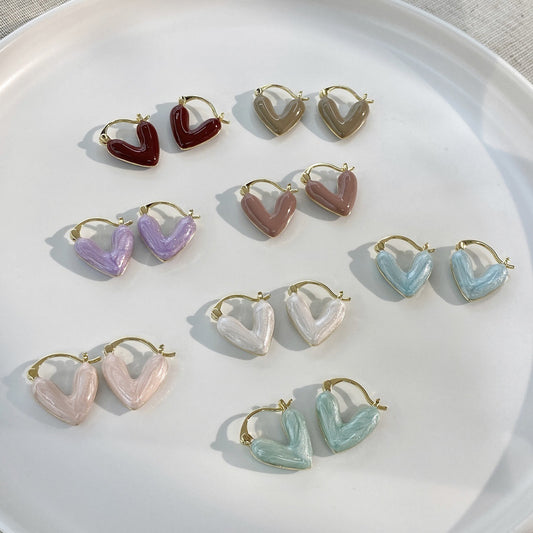 Boucles d'oreilles femme avec coeurs en émail dégoulinant de blanc