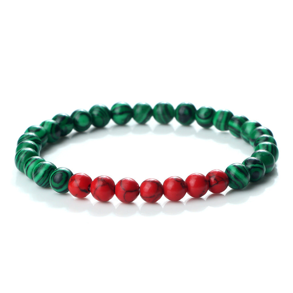 Mano con cuentas elásticas de cuentas de piedra de colores