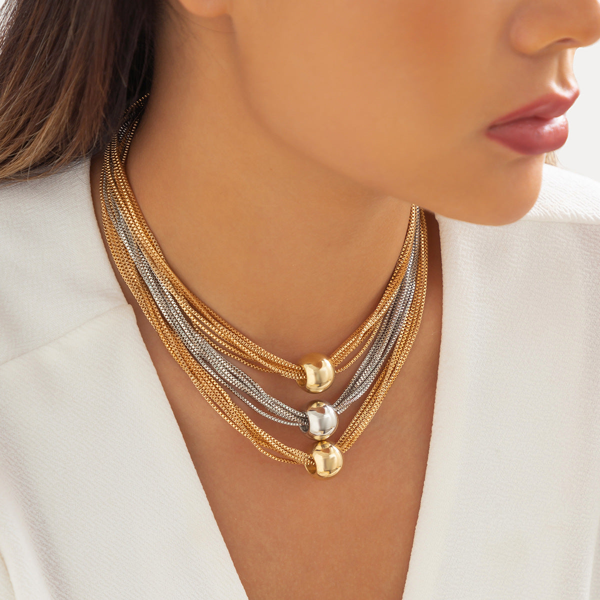 Collier à pendentif boule en métal exagéré