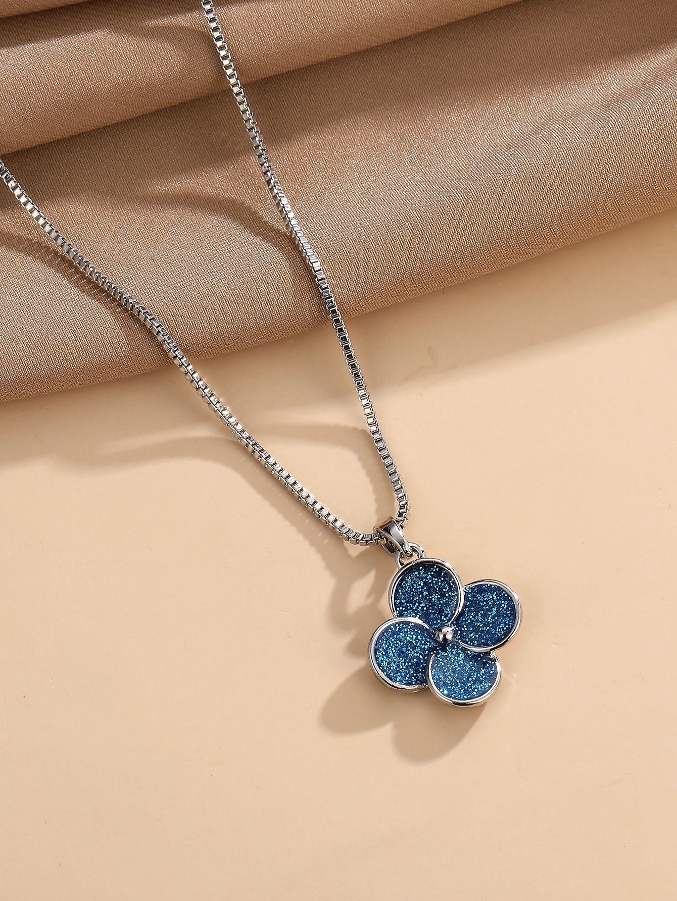 Lot de deux boucles d'oreilles et pendentif pour femme