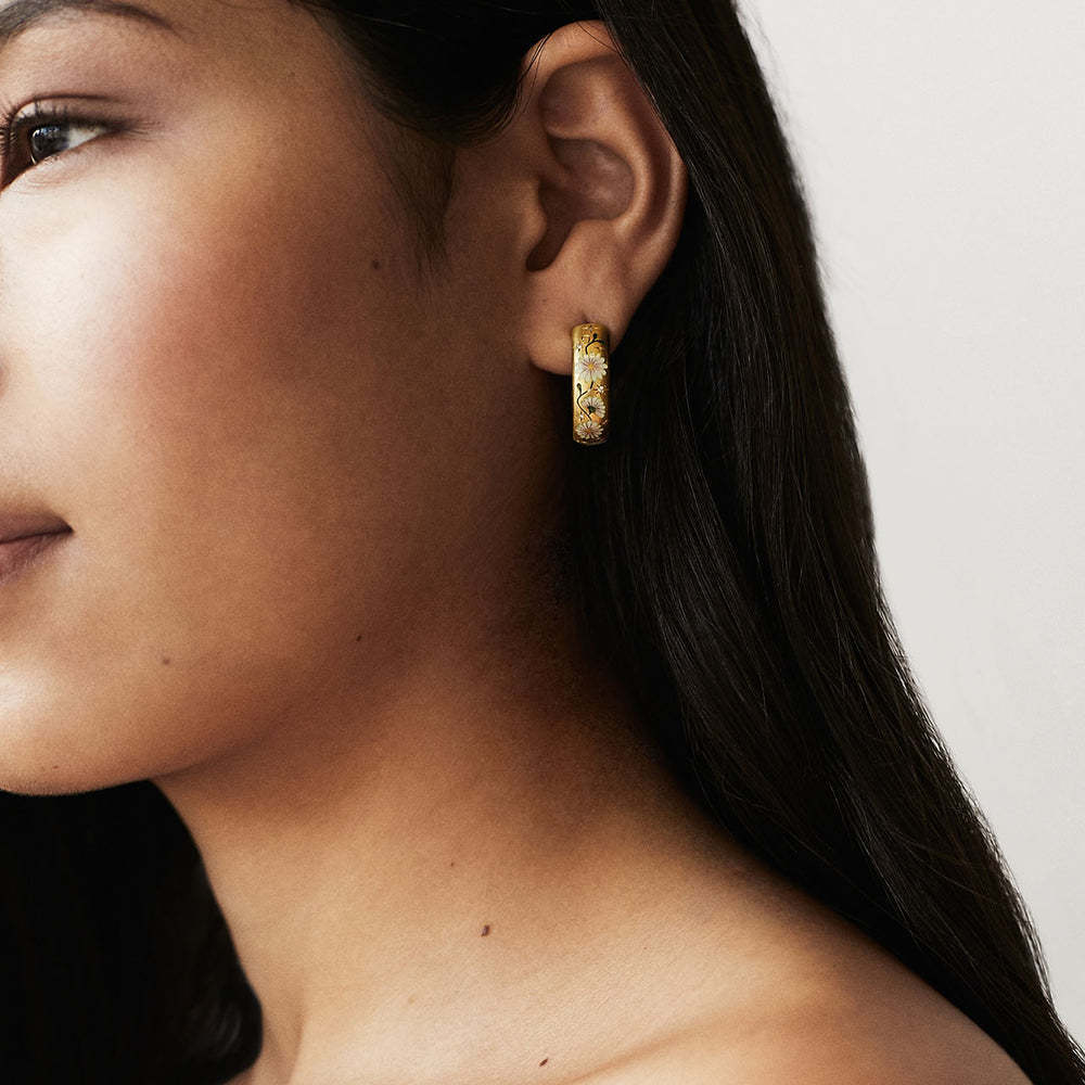 Pendientes en forma de C con flor pintada y rosa