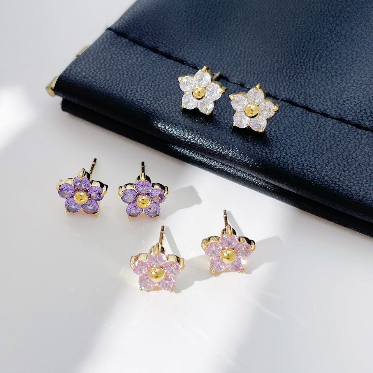 Petites et douces boucles d'oreilles pétales de diamant pour femmes