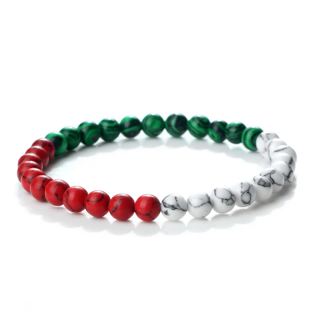 Mano con cuentas elásticas de cuentas de piedra de colores