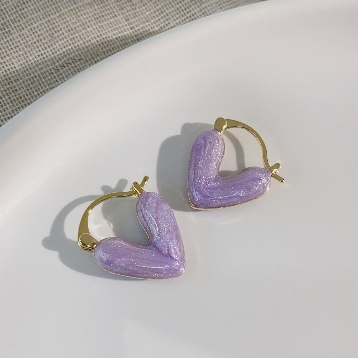 Boucles d'oreilles femme avec coeurs en émail dégoulinant de blanc