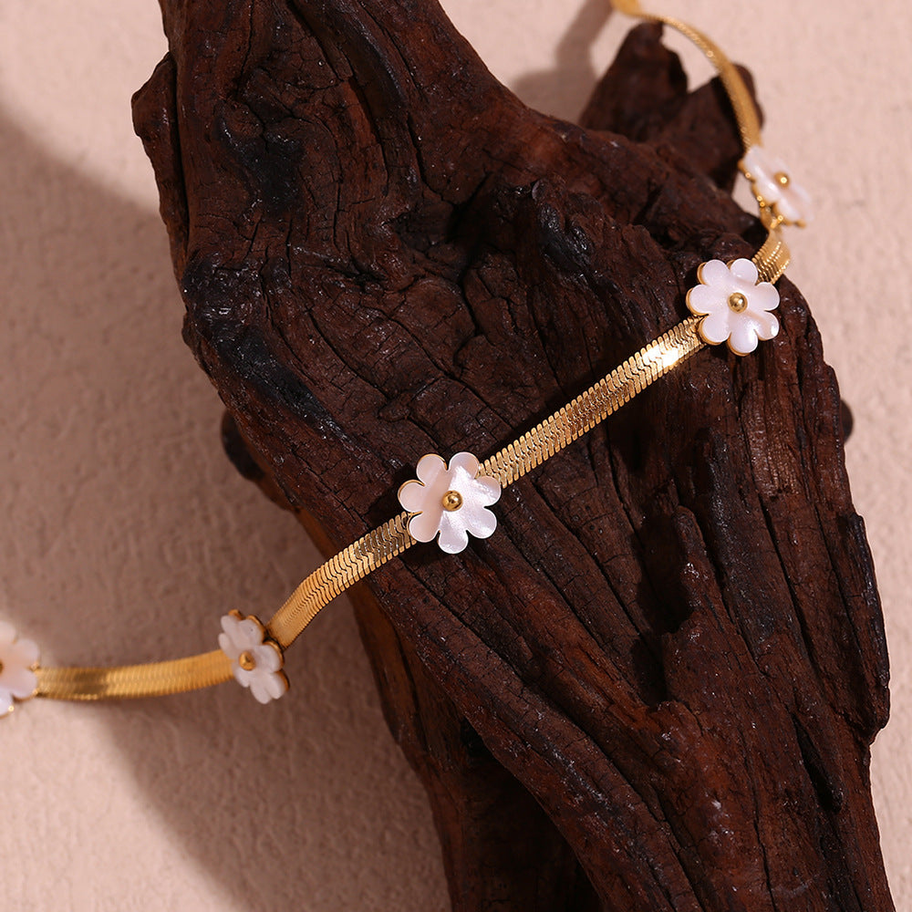 Collier de fleur de coquille de chaîne de lame d'or 18K d'intérêt spécial de mode