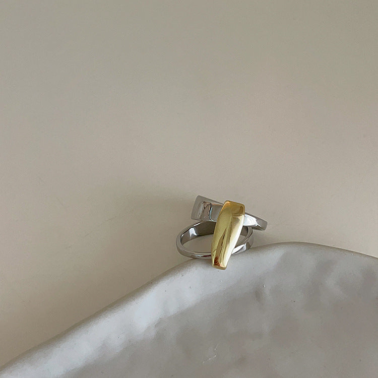 Anillo De Metal Irregular De Color En Contraste Dorado Y Plateado