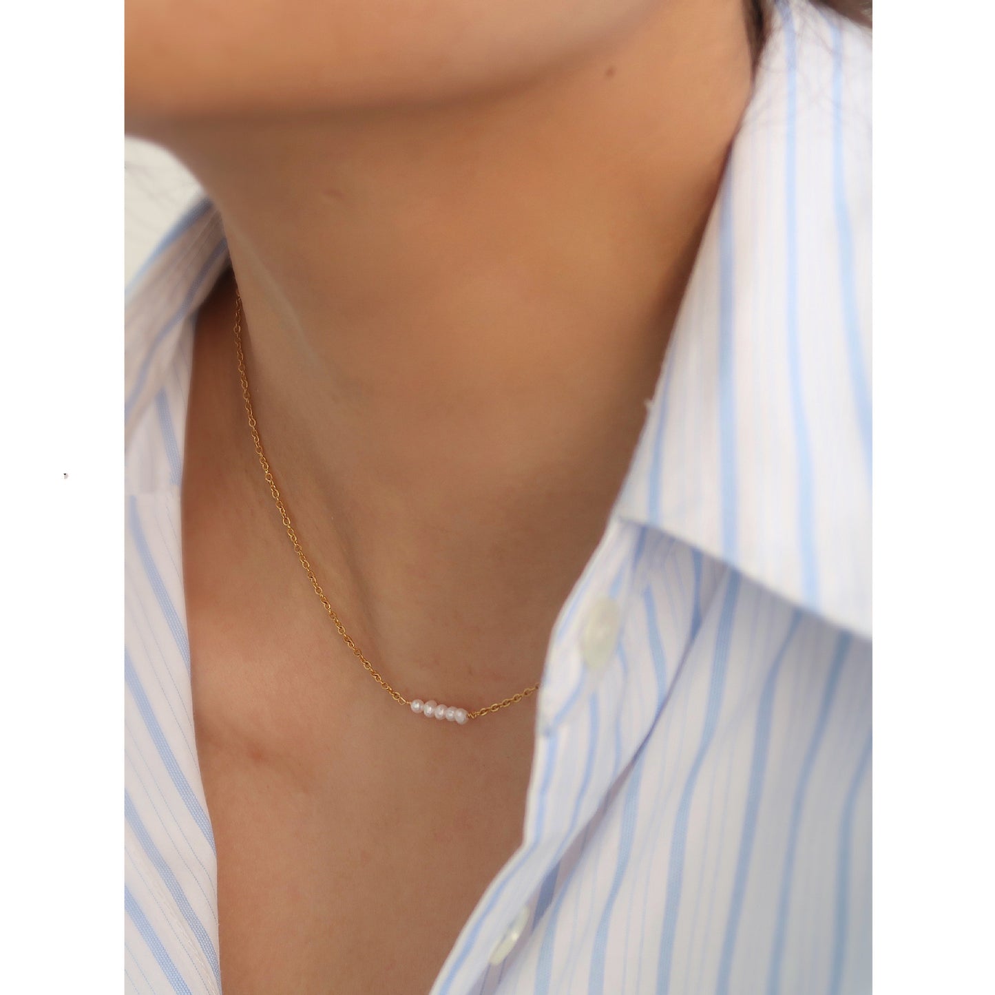 Collar de acero de titanio sencillo con perlas de grano de arroz natural