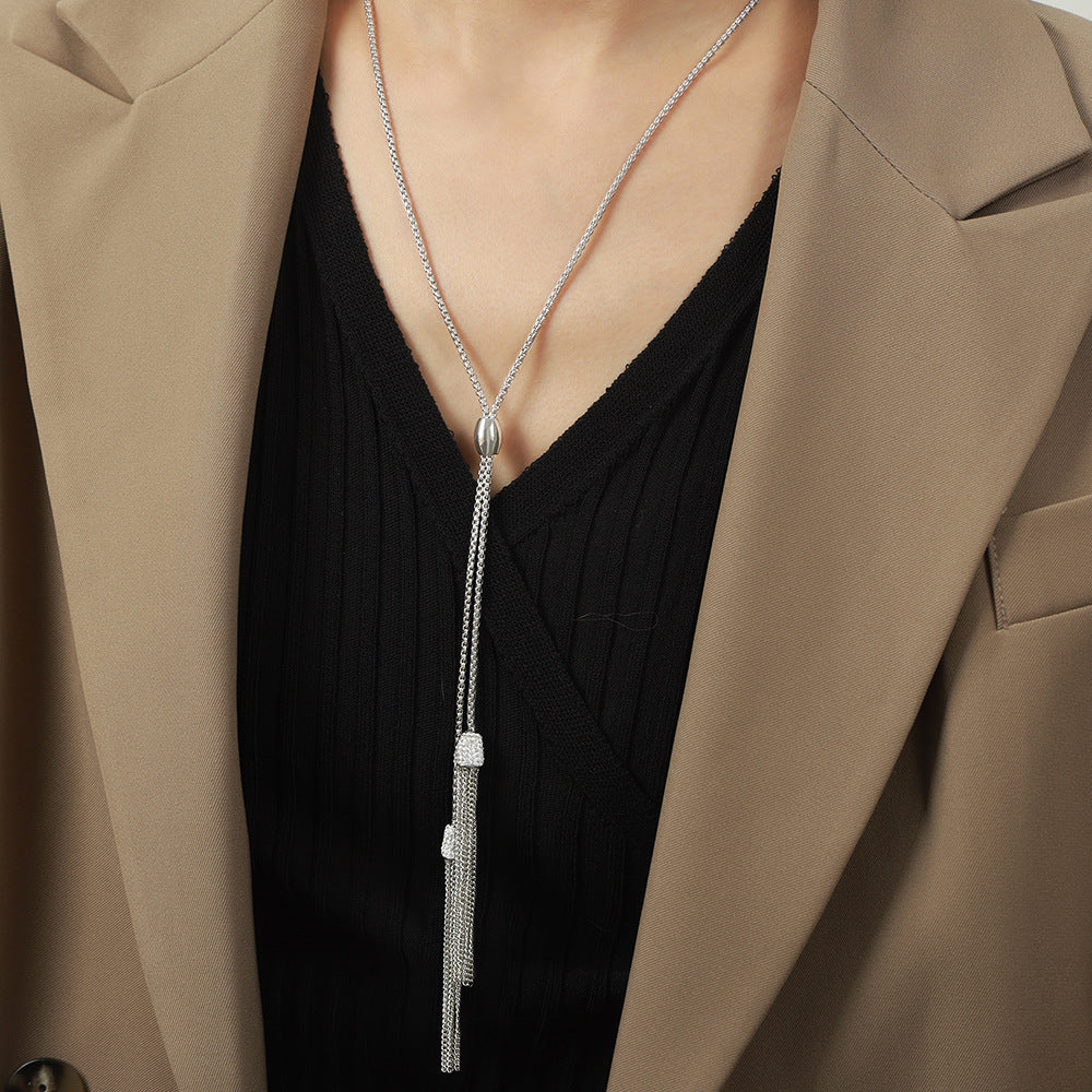 Collar largo de acero y titanio con circonitas y incrustaciones de borlas