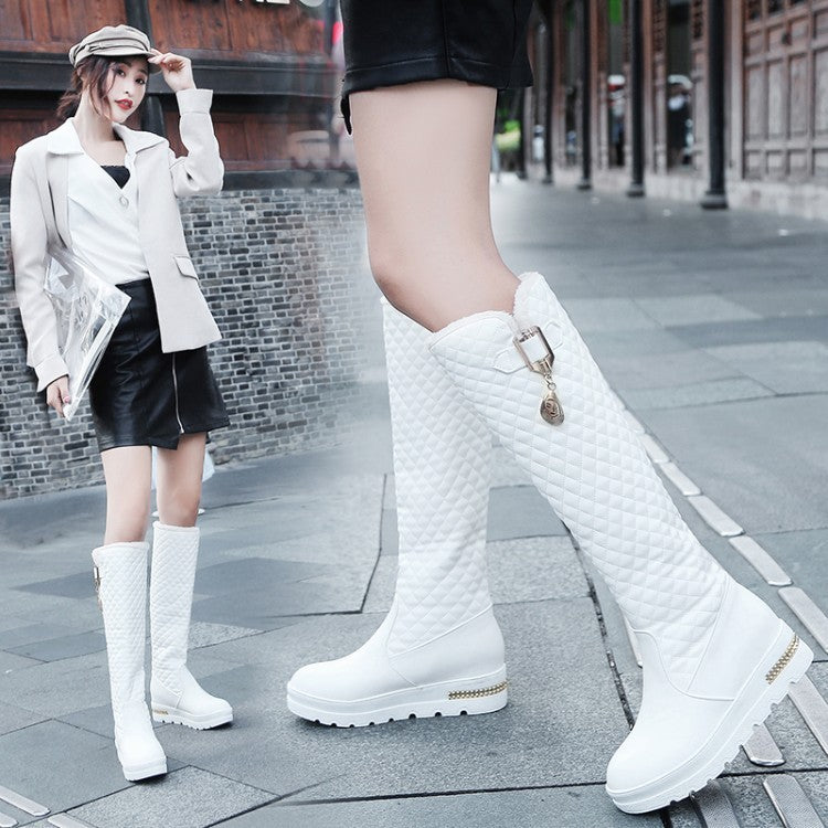 Bota de pierna alta con decoración de metal, tacón medio de gran tamaño