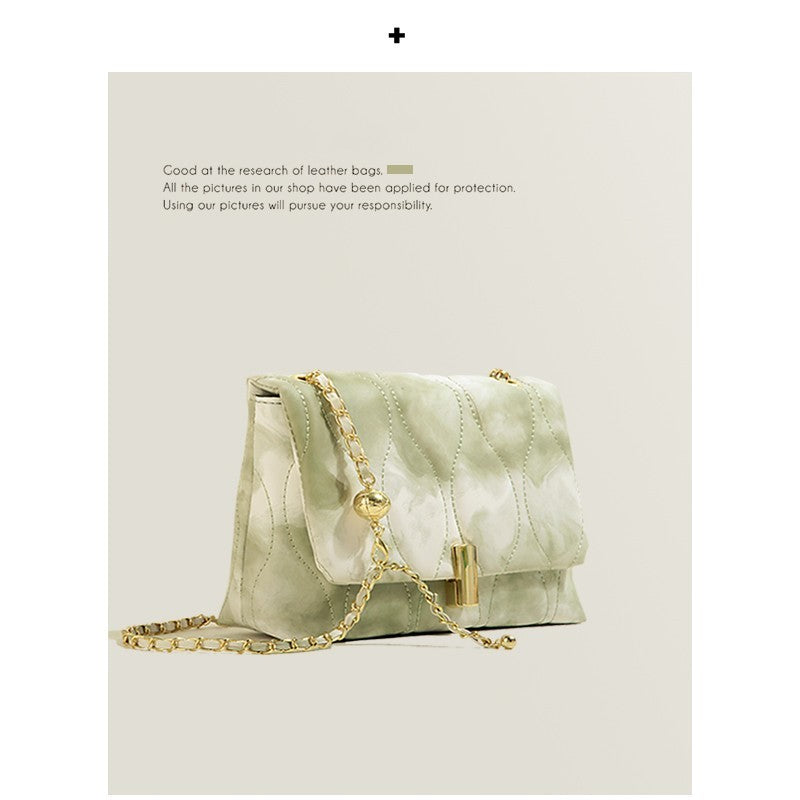 Bolso cuadrado pequeño con bandolera y cadena texturizada