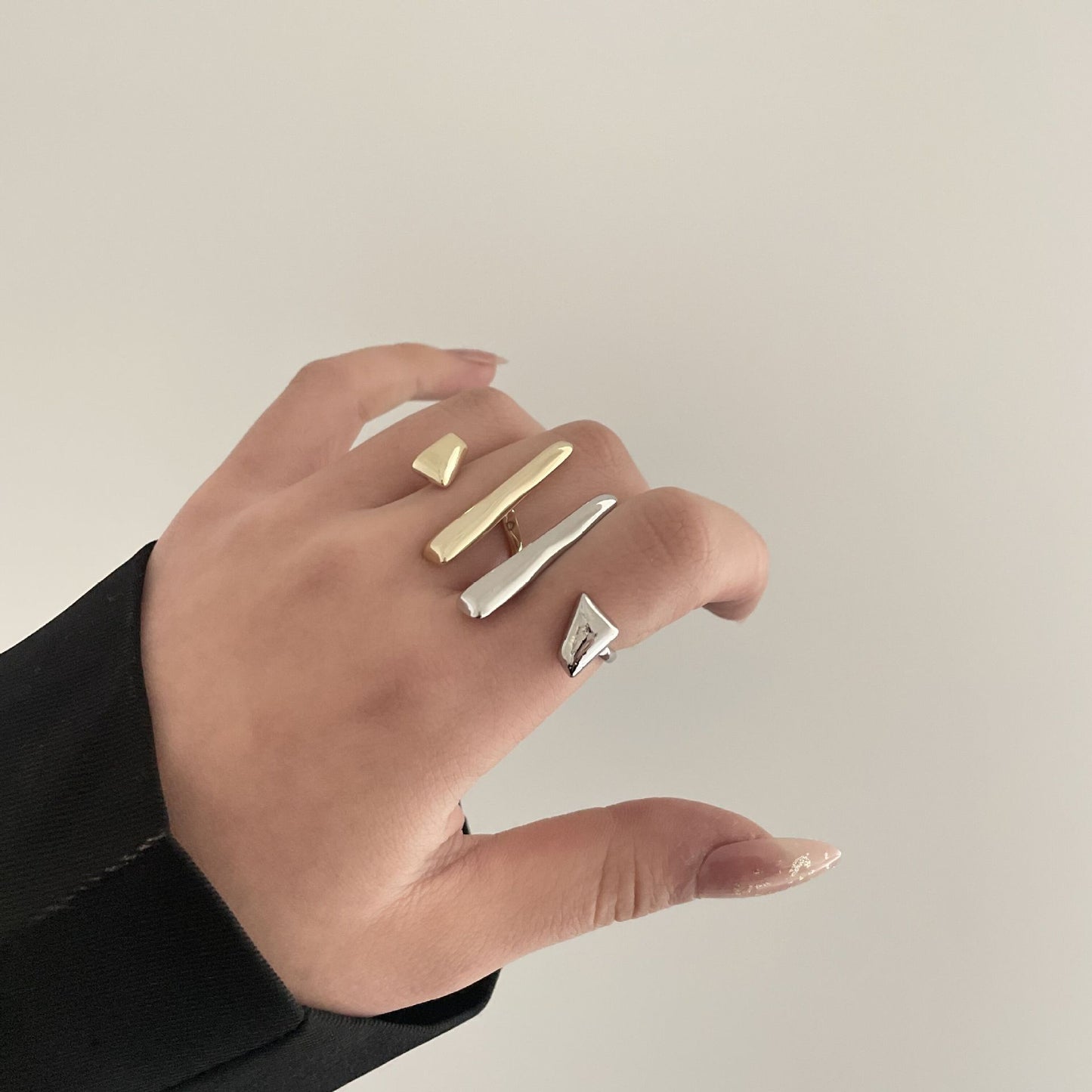 Anillo de dedo índice ajustable geométrico irregular con diseño de interés especial