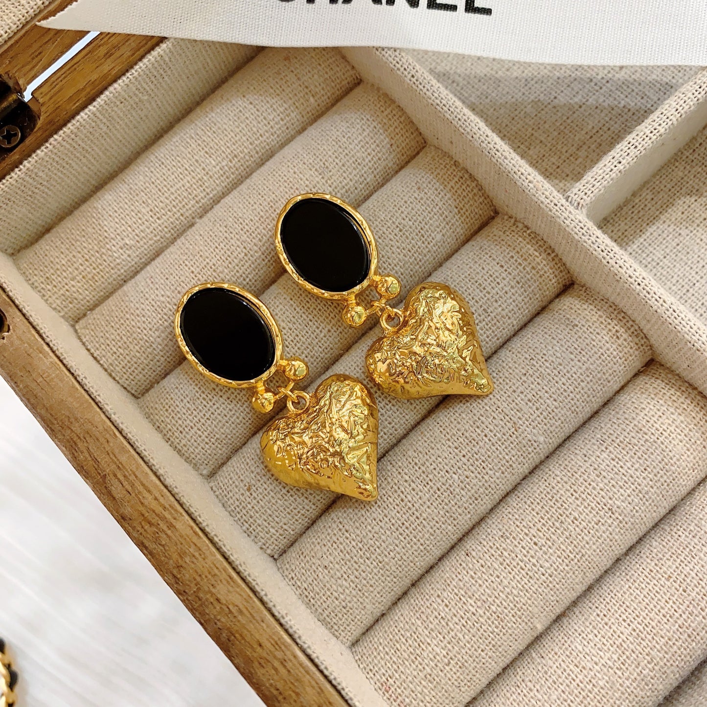 Boucles d'oreilles vintage incrustées d'agate noire en forme de cœur