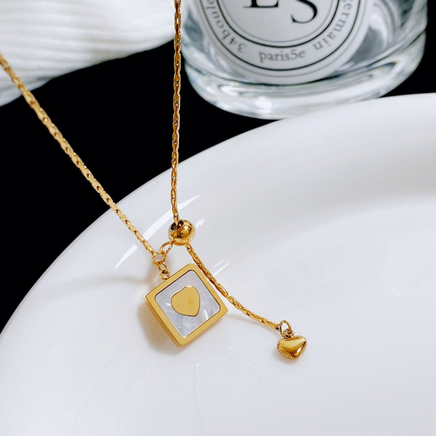 Cadena de clavícula con borla y diseño de collar de acero de titanio y amor de concha blanca de lujo ligero