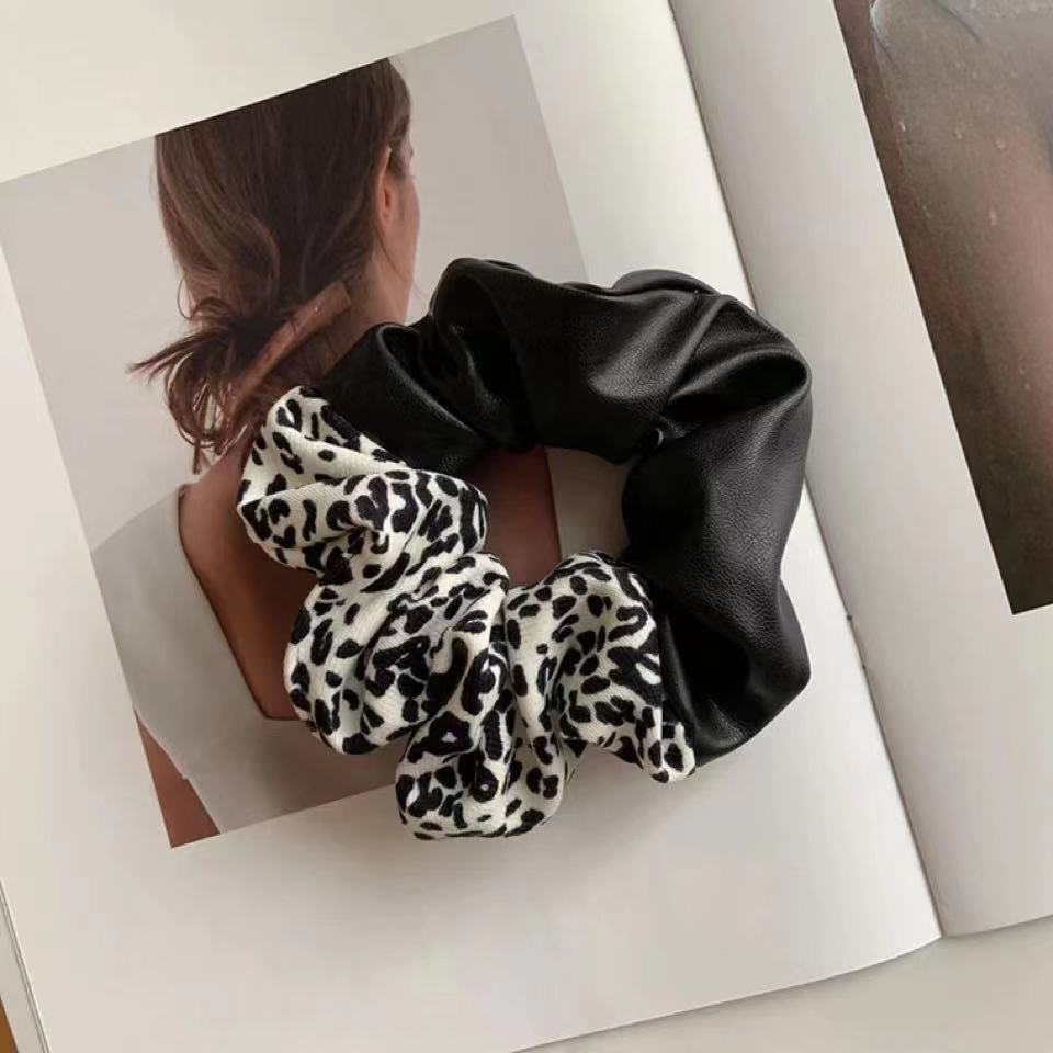 Anillo para el cabello del intestino grueso con bloques de color nuevo y costuras de cuero con estampado de leopardo