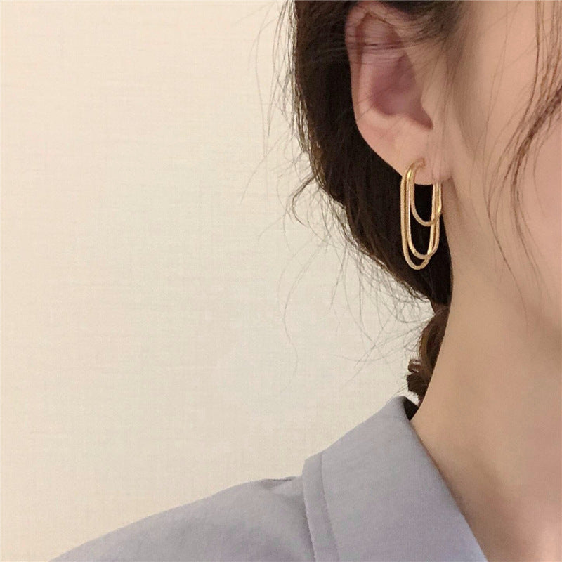 Boucles d'oreilles simples de style froid pour femmes
