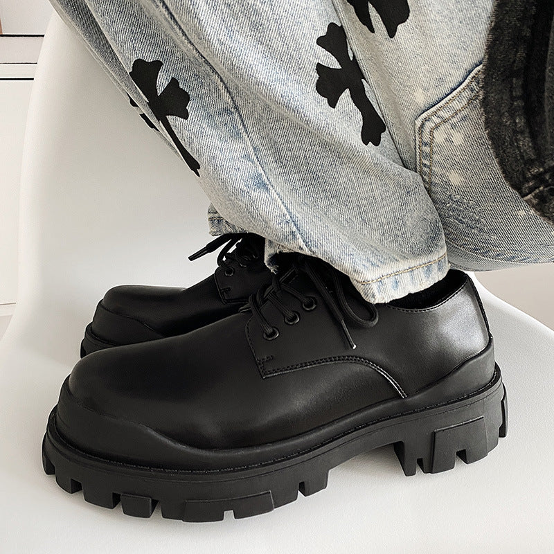 Pareja de zapatos de cuero negros que combinan con todo y parte inferior gruesa
