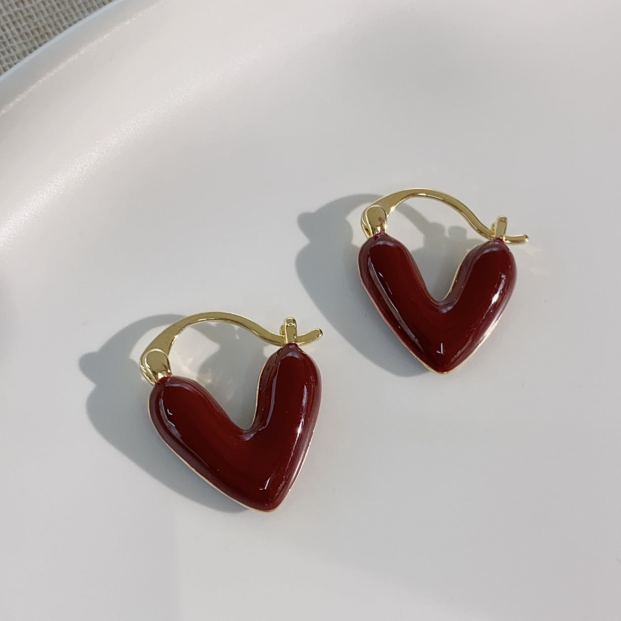 Boucles d'oreilles femme avec coeurs en émail dégoulinant de blanc