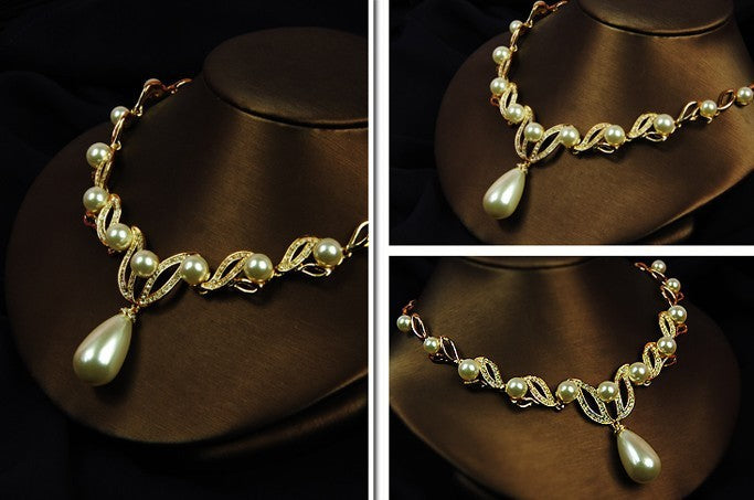 Suite collier et boucles d'oreilles en perles de cristal et strass