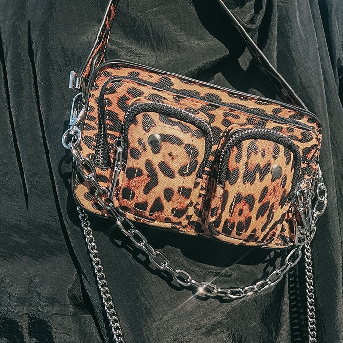 Petit sac carré à bandoulière en chaîne sous les bras
