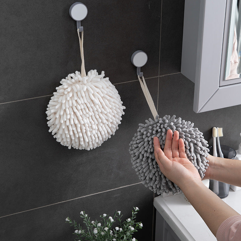 La cuisine et la salle de bain absorbent l'eau et essuient le handball