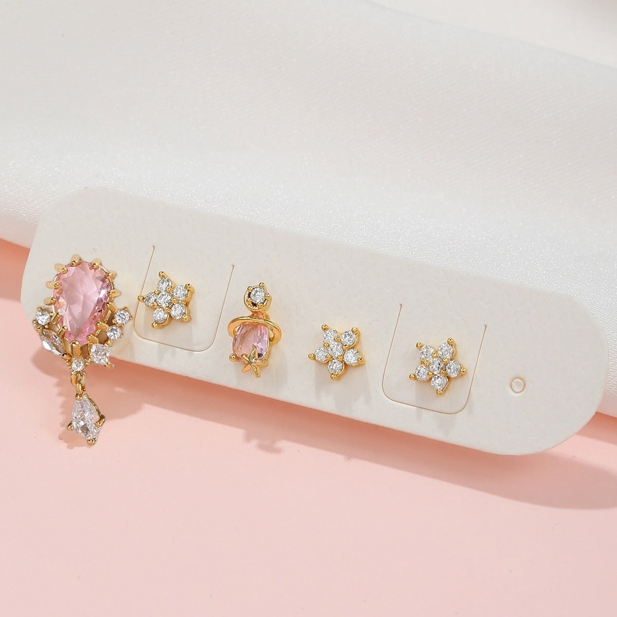 Ensemble de cinq pièces de clous d'oreilles en zircon