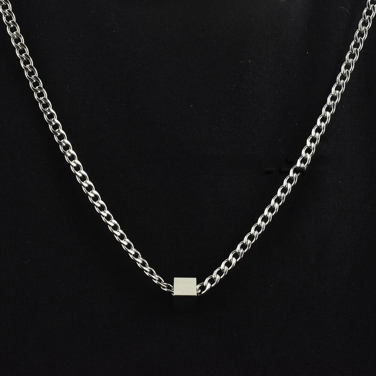 Collier pendentif cube en acier inoxydable à la mode