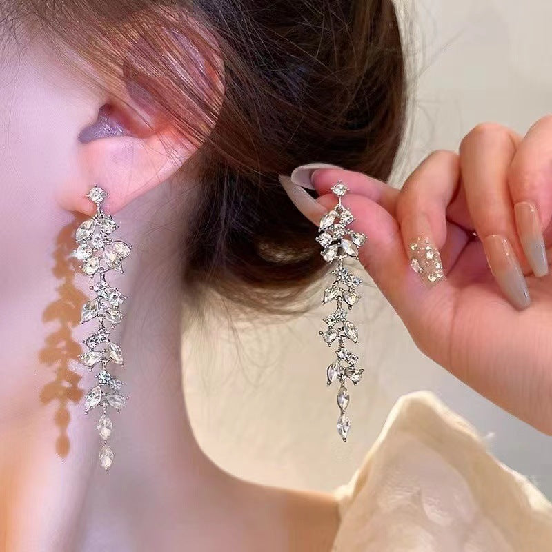 Boucles d'oreilles à pampilles en forme de feuille de diamant et de cristal de luxe léger pour femmes