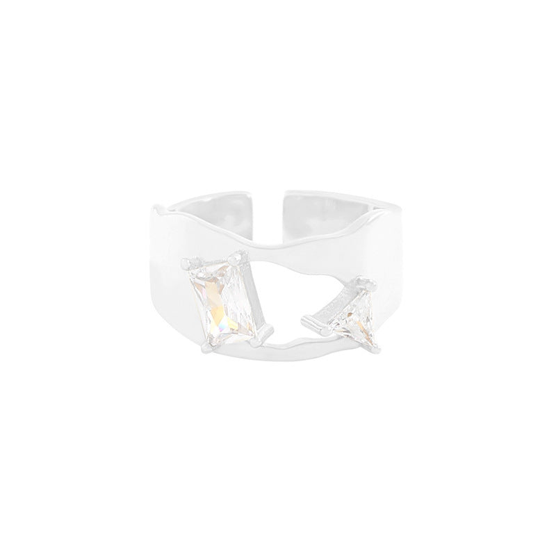 Anillo femenino de plata de ley con circonita triangular de superficie irregular