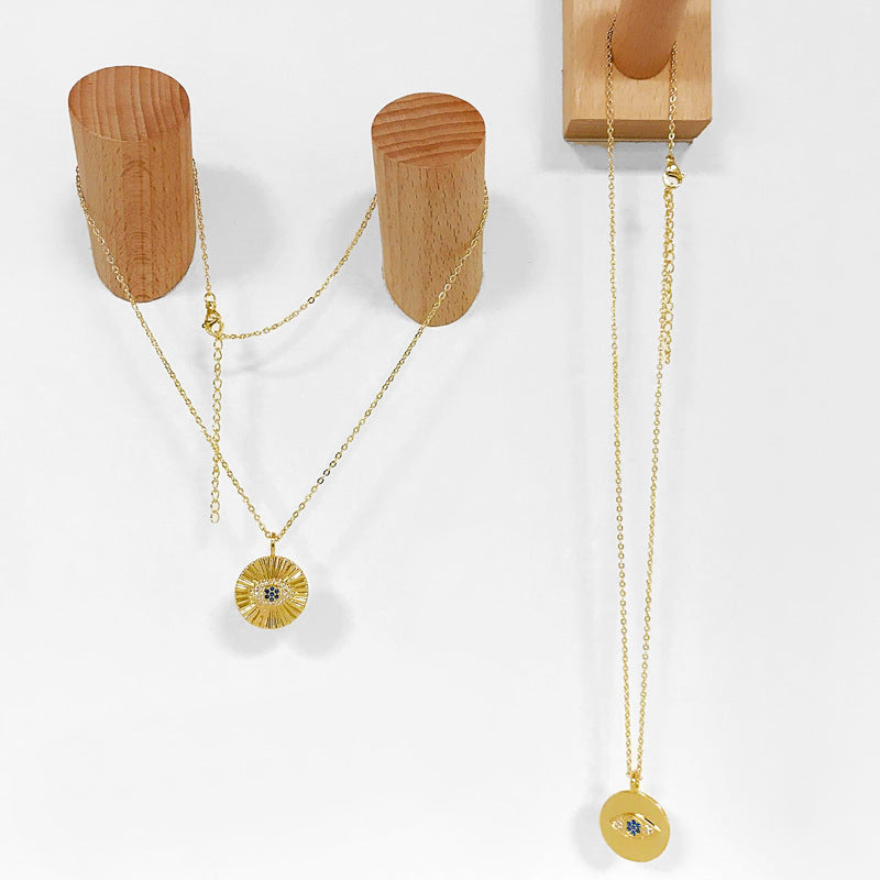 Collier pour filles avec pendentif plaque ronde de style froid