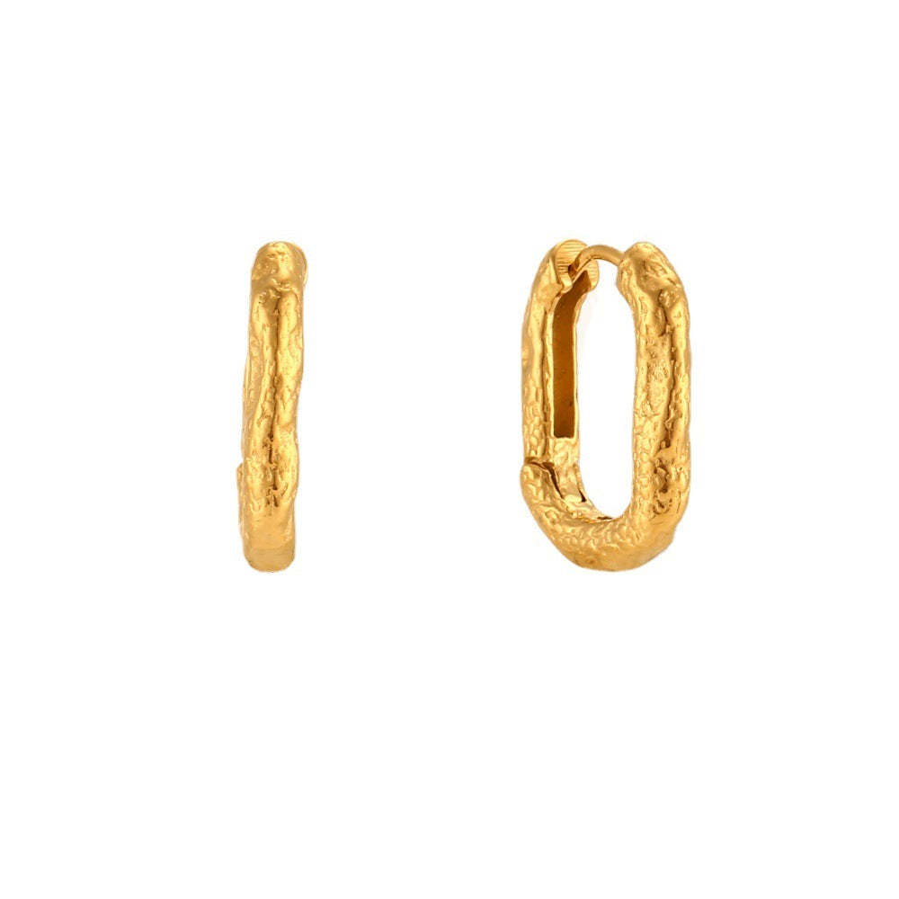 Clip de oreja rectangular con líneas irregulares desgastadas